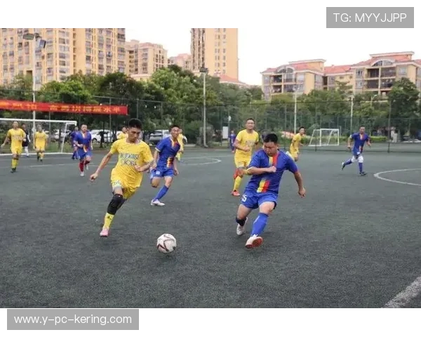 广州队迎强敌鏖战绿茵赛场激烈对抗彰显团队拼搏精神